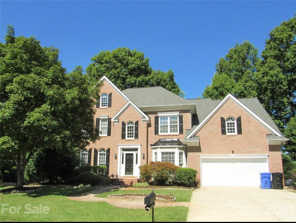 a view of a yard in front of house