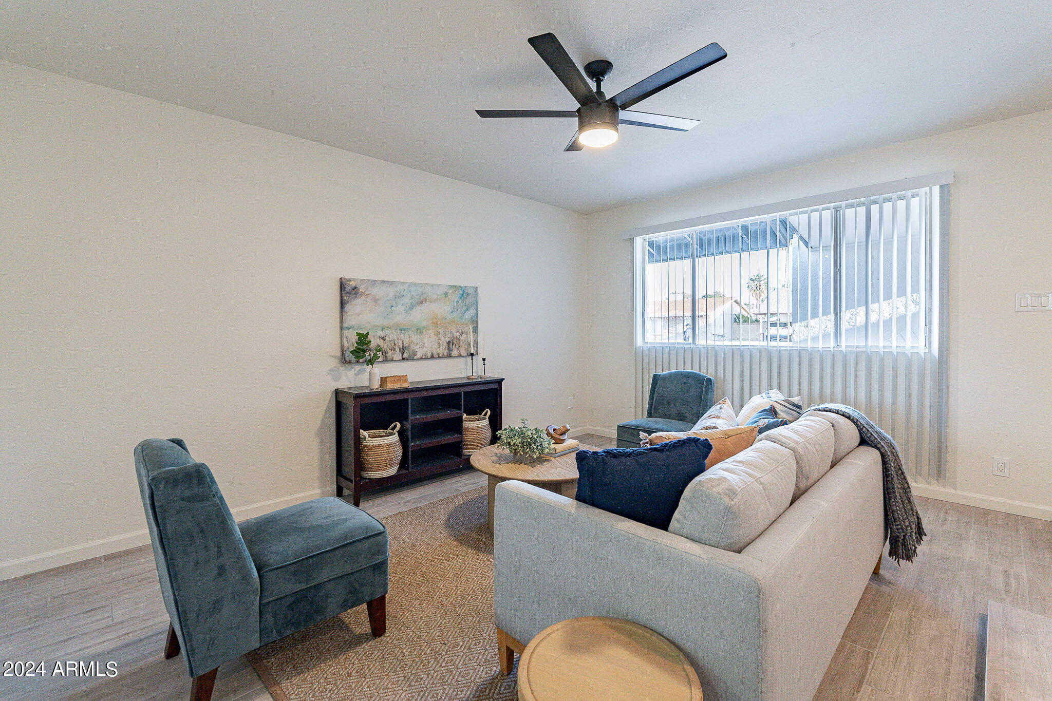 3825 West Dalphin Road Phoenix, AZ 85051 - Photo 9 of 45 Living Room