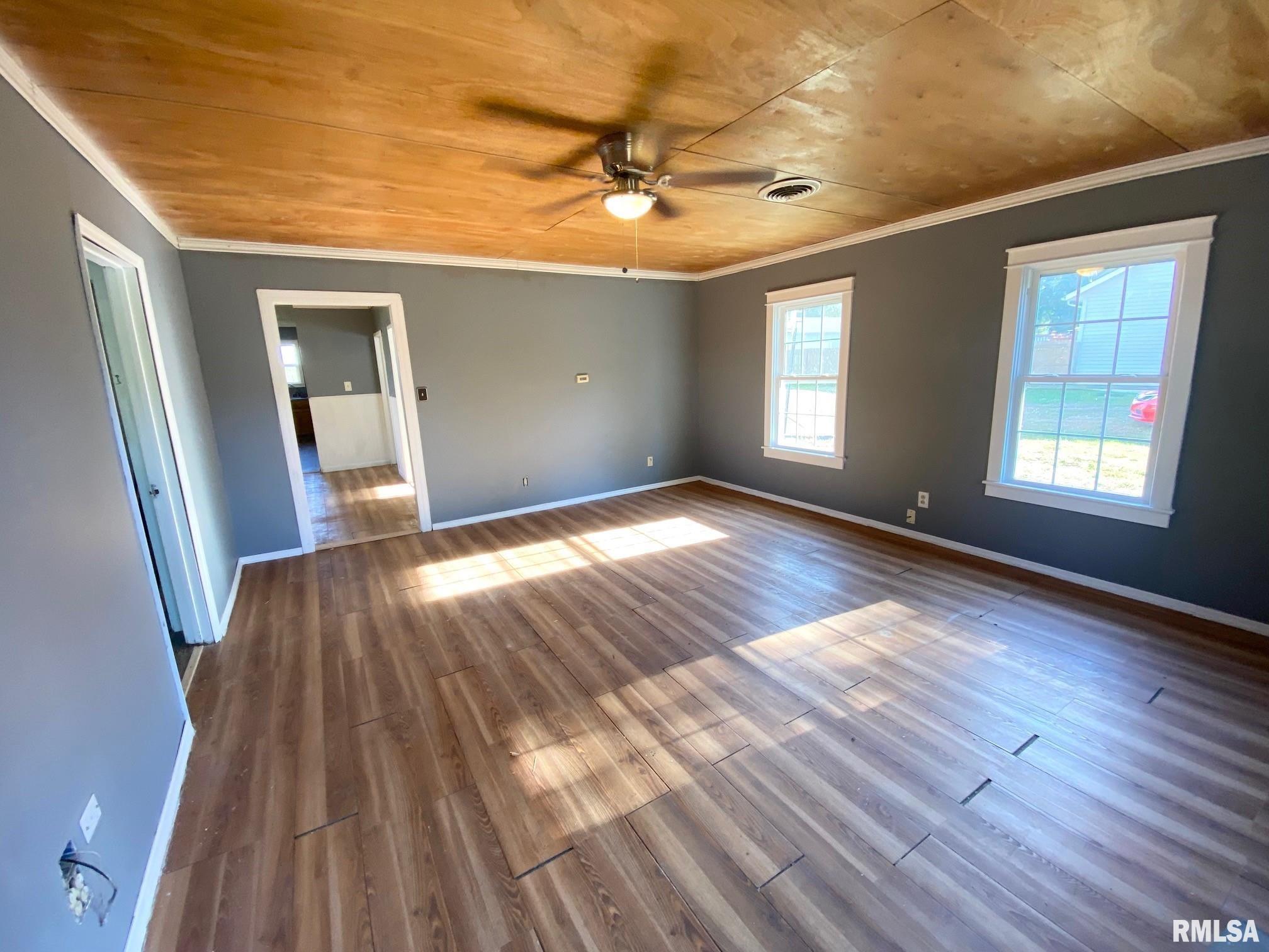211 5th Street Manchester, IL 62082 - Photo 3 of 17 Gallery Image 3