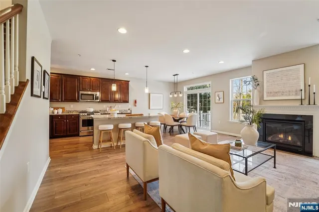 $899,000 | 8 Masterson Court, Waldwick, NJ 07463