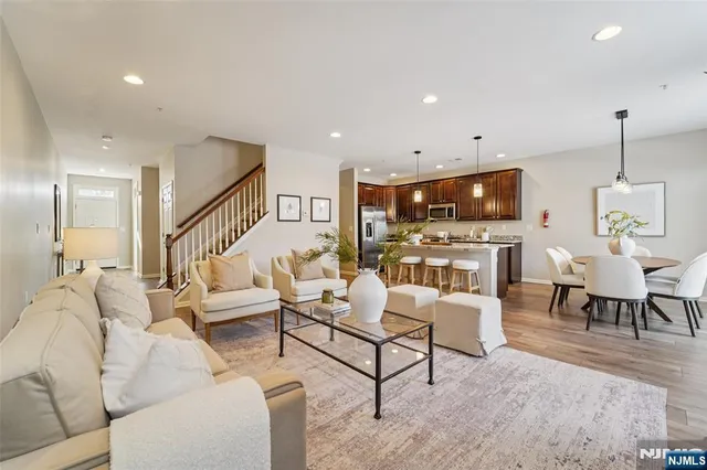 $899,000 | 8 Masterson Court, Waldwick, NJ 07463