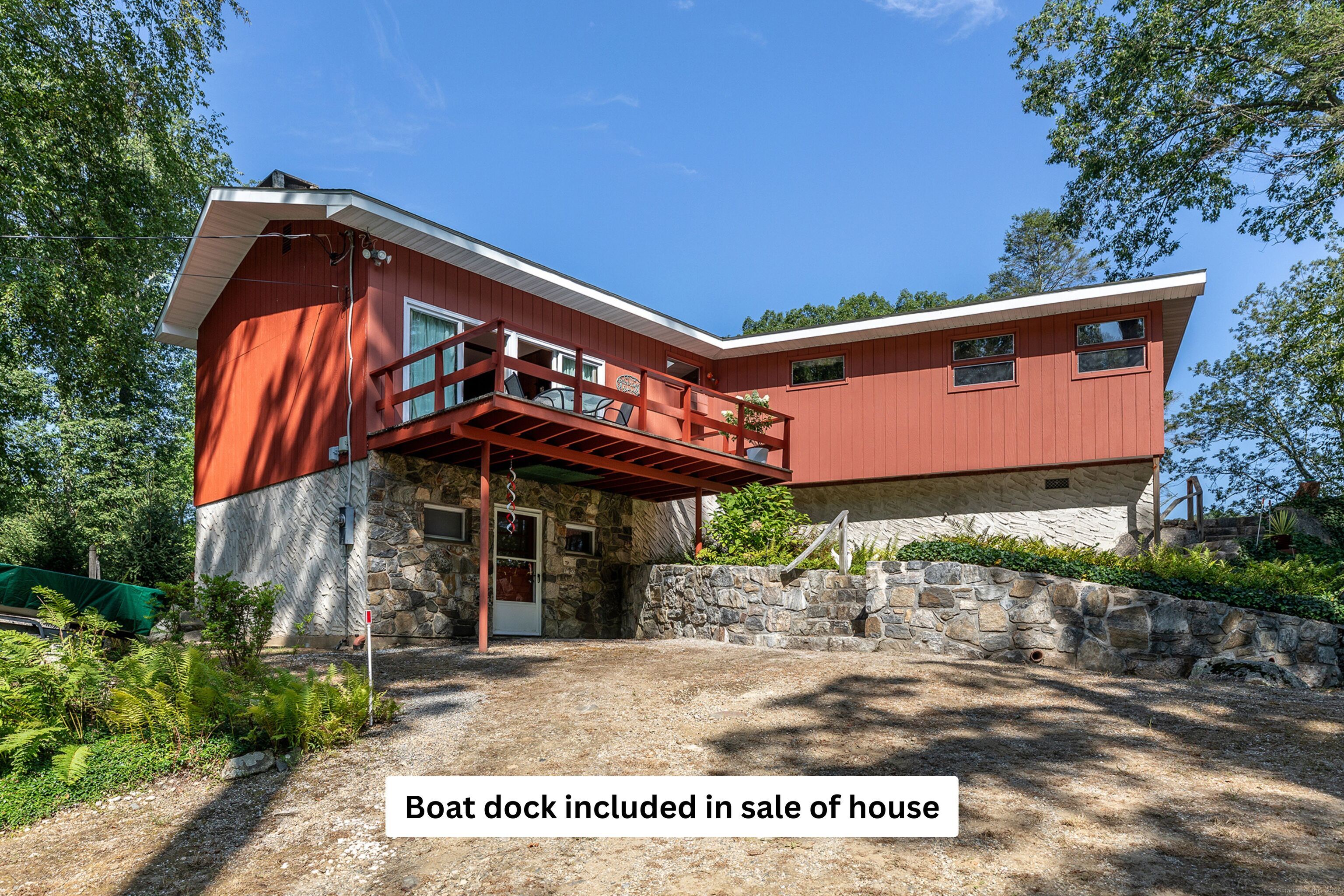 Large parking area (very uncommon in lake communities) this house has room for at least 8-10 cars)