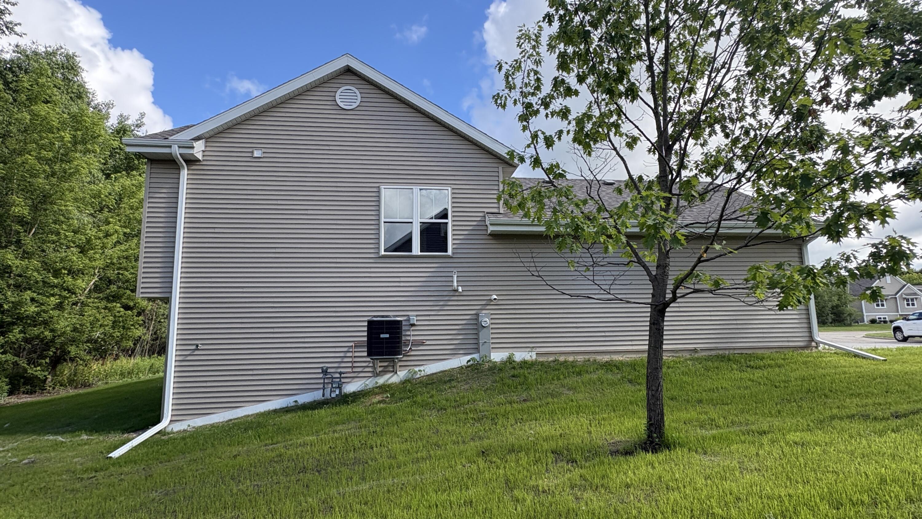 269 Cardinal Drive Sullivan, WI 53178 - Photo 5 of 41 Left Elevation