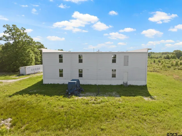 a view of a house with backyard