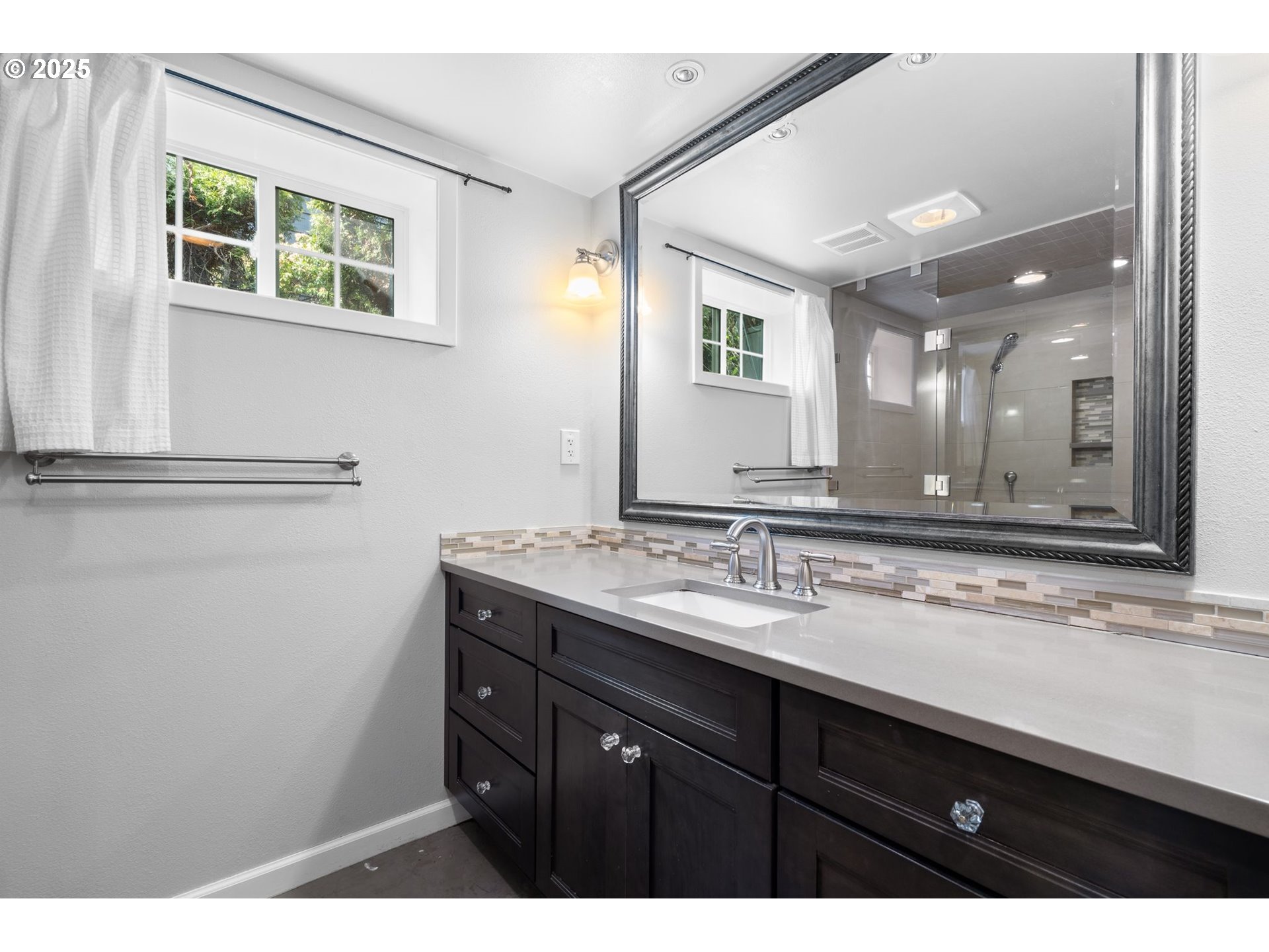 2416 North Rosa Parks Way Portland, OR 97217 - Photo 25 of 41 Bathroom