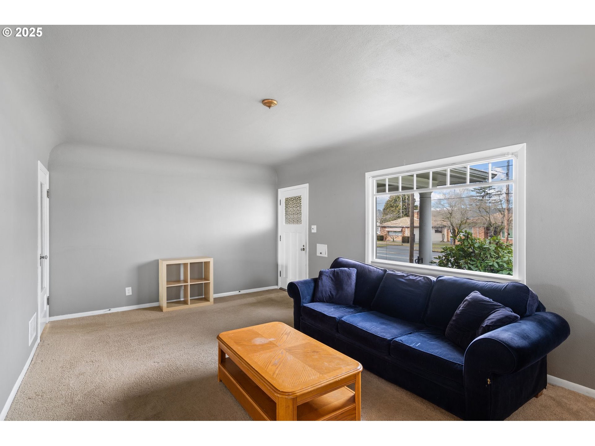 2416 North Rosa Parks Way Portland, OR 97217 - Photo 5 of 41 Living Room/Entrance