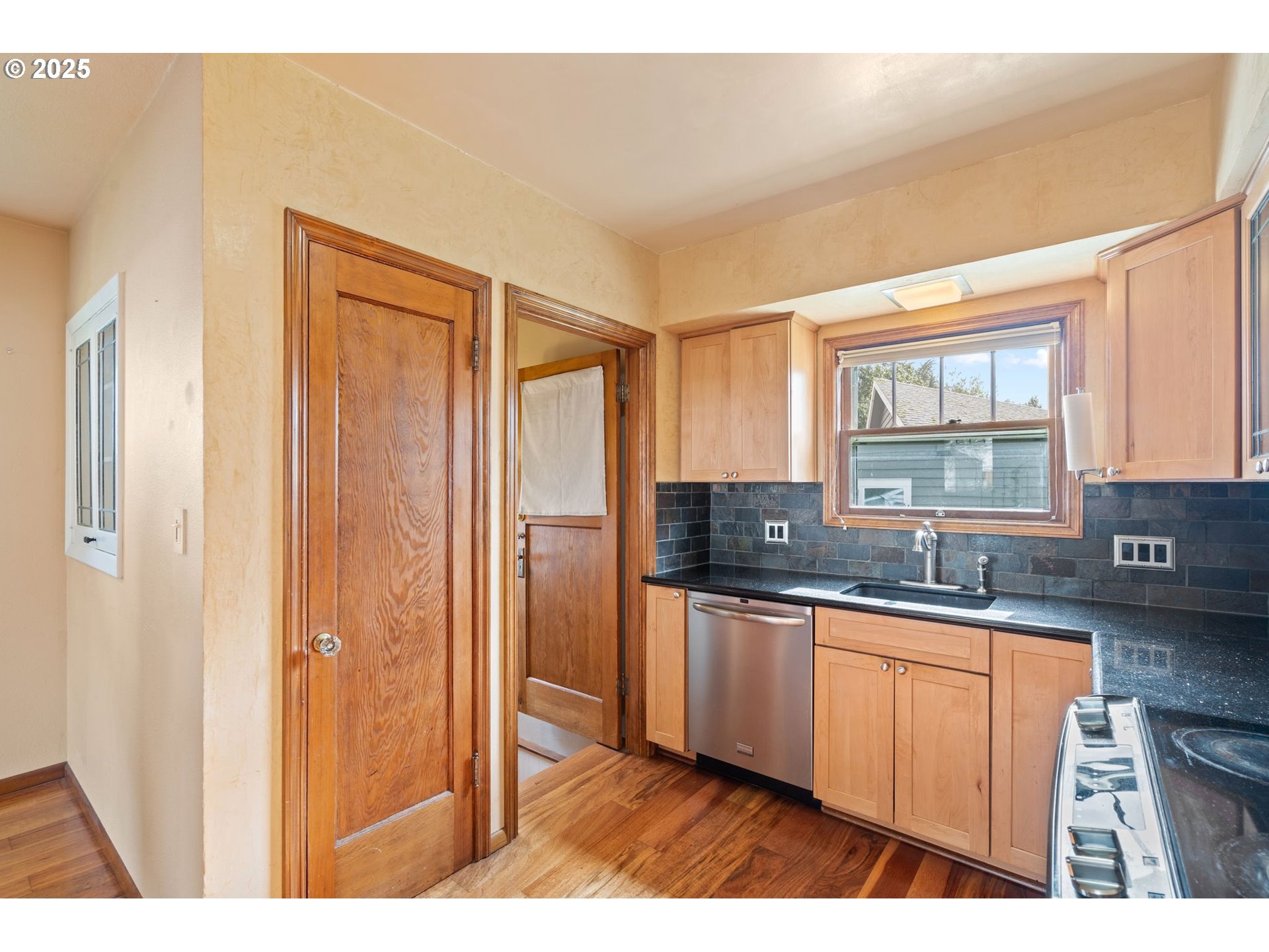 2416 North Rosa Parks Way Portland, OR 97217 - Photo 8 of 41 Kitchen