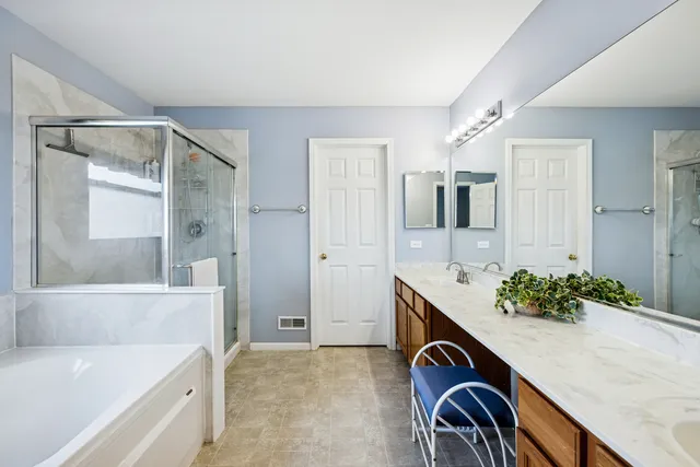 $389,000 | 10 Barrington Court, Lake In The Hills, IL 60156