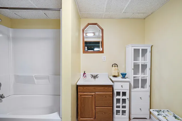 $389,000 | 10 Barrington Court, Lake In The Hills, IL 60156