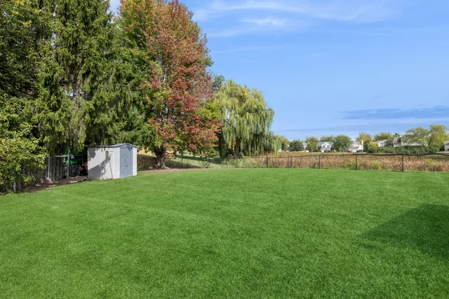 $389,000 | 10 Barrington Court, Lake In The Hills, IL 60156