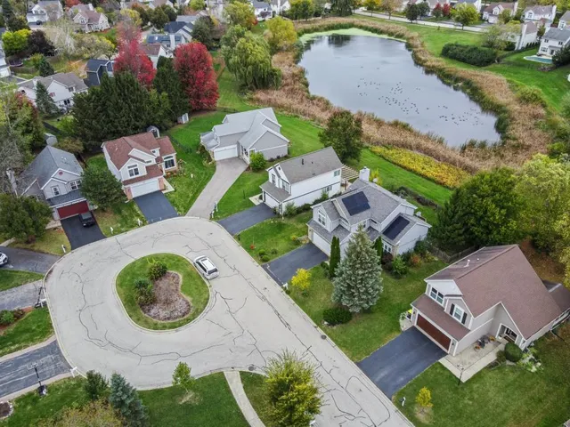 $389,000 | 10 Barrington Court, Lake In The Hills, IL 60156