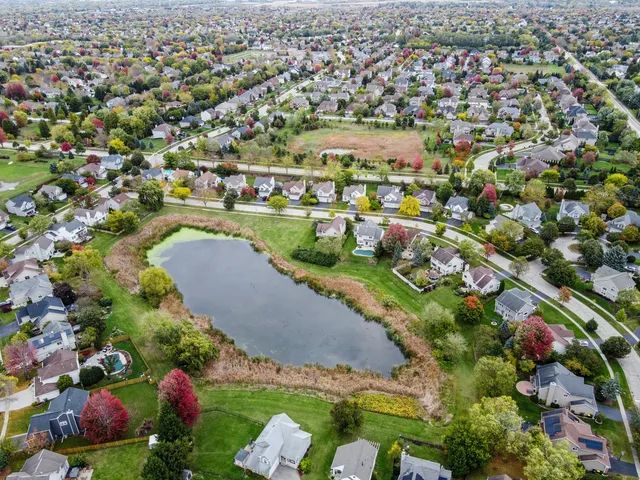 $389,000 | 10 Barrington Court, Lake In The Hills, IL 60156