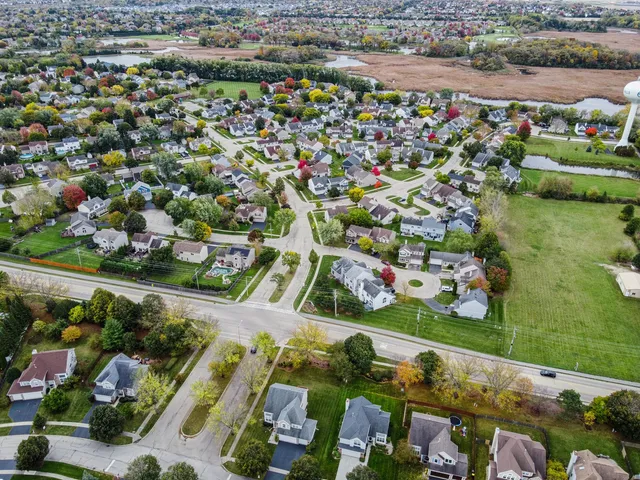 $389,000 | 10 Barrington Court, Lake In The Hills, IL 60156