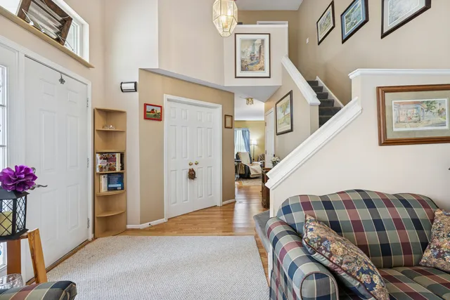 $389,000 | 10 Barrington Court, Lake In The Hills, IL 60156