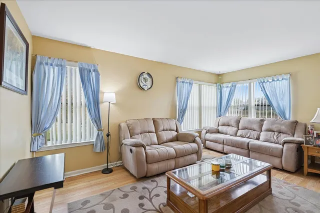 $389,000 | 10 Barrington Court, Lake In The Hills, IL 60156