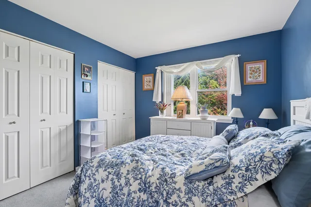 $389,000 | 10 Barrington Court, Lake In The Hills, IL 60156