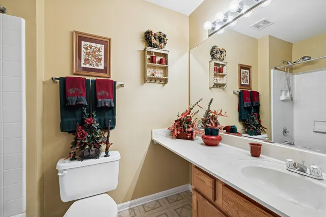 $389,000 | 10 Barrington Court, Lake In The Hills, IL 60156