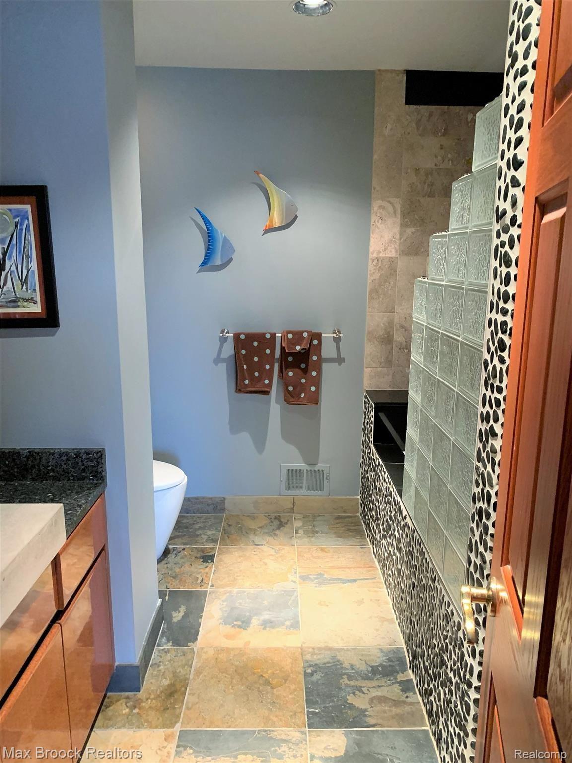 2271 Crystal Drive, Unit 35 Rochester, MI 48309 - Photo 32 of 56 IMG_1968.jpg