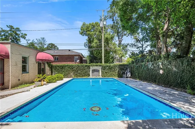 $10,000 | 624 East Victory Drive, Savannah, GA 31405