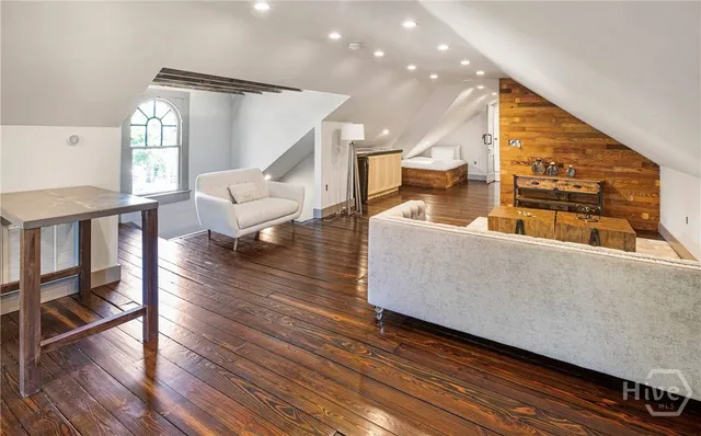 $10,000 | 624 East Victory Drive, Savannah, GA 31405