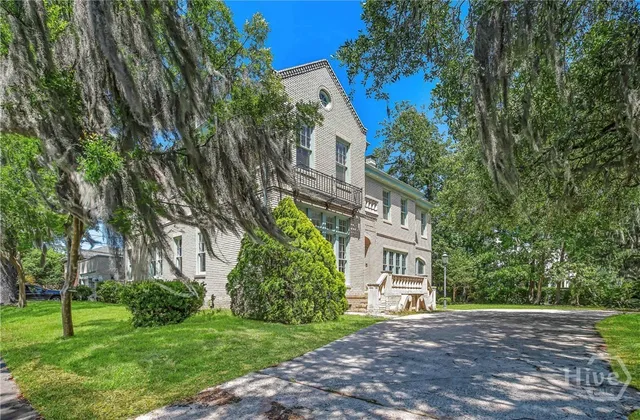 $10,000 | 624 East Victory Drive, Savannah, GA 31405