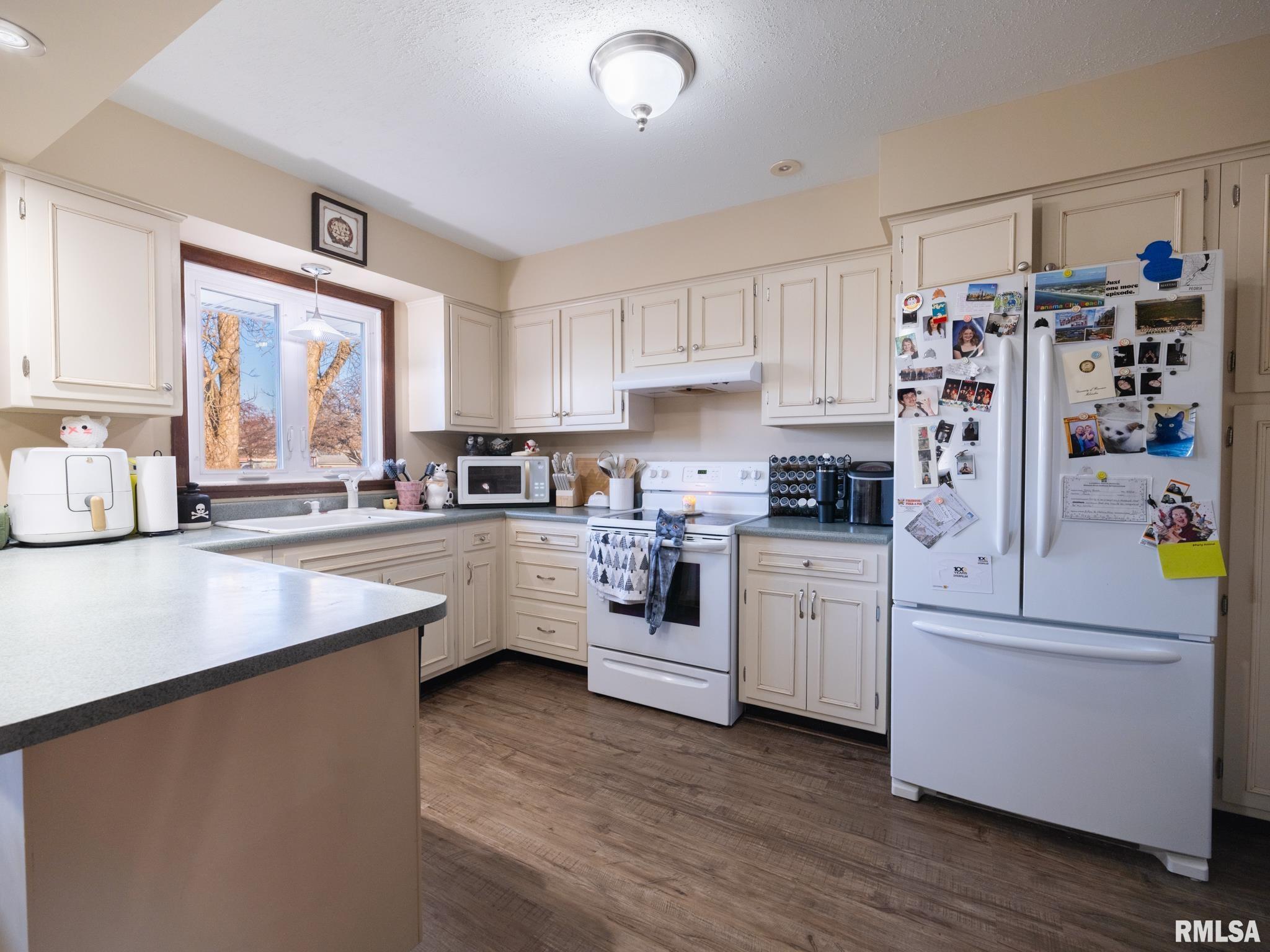 103 Edgebrook Court Washburn, IL 61570 - Photo 8 of 35