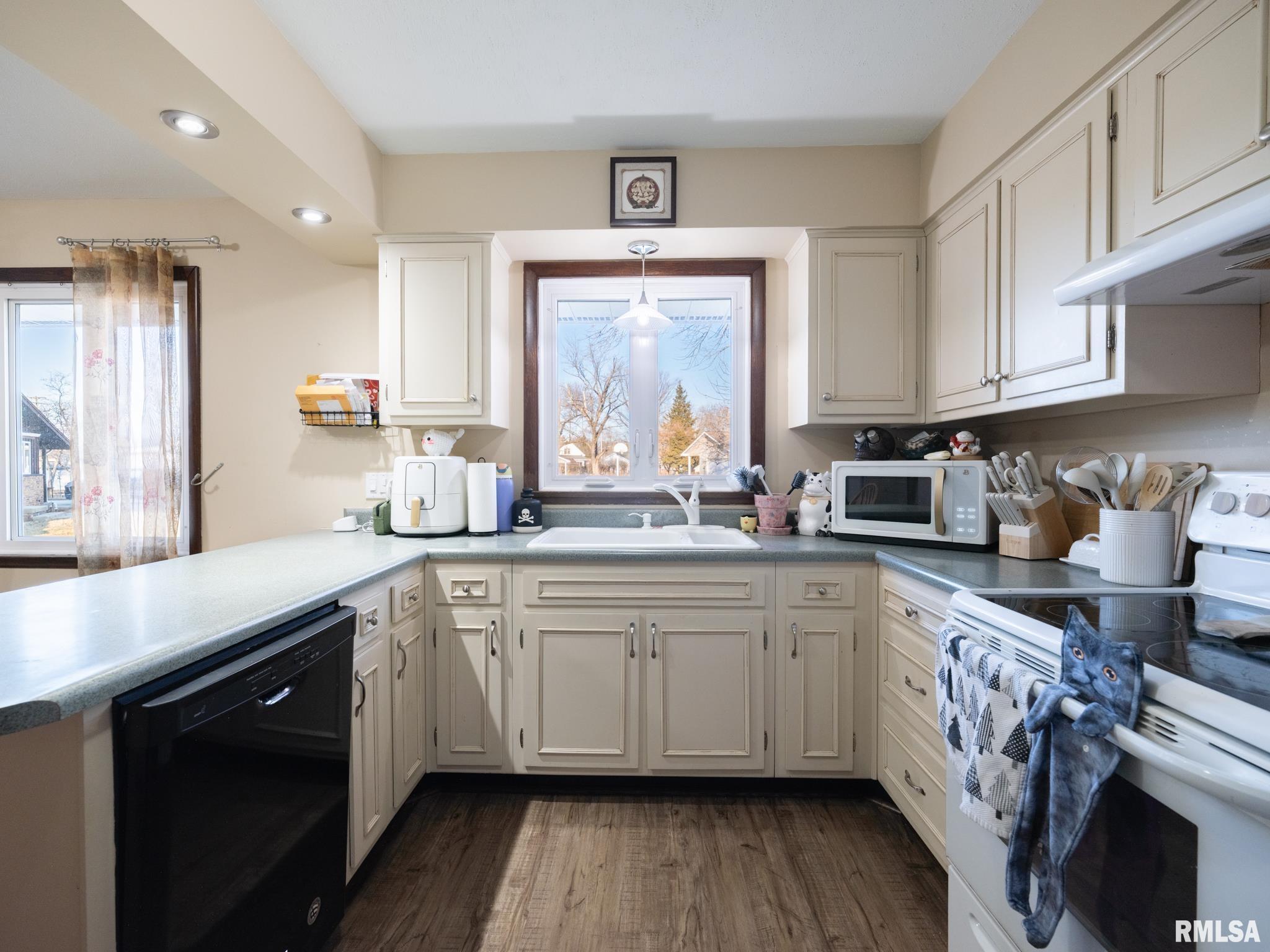 103 Edgebrook Court Washburn, IL 61570 - Photo 9 of 35