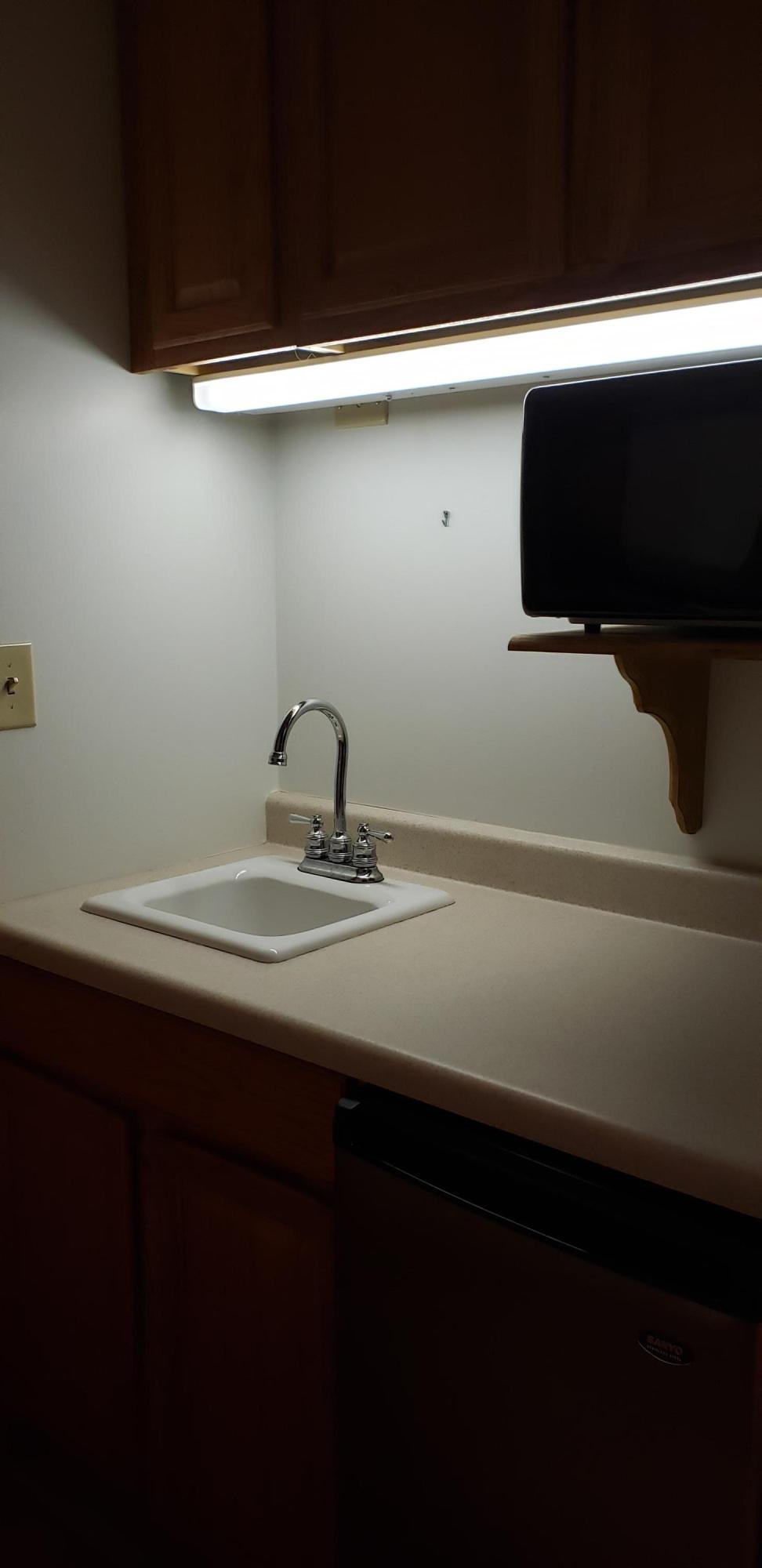 9115 Blackwell Road Central Point, OR 97502 - Photo 14 of 15 a bathroom with a sink and a mirror