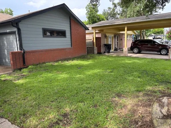 a view of a house with backyard and porch