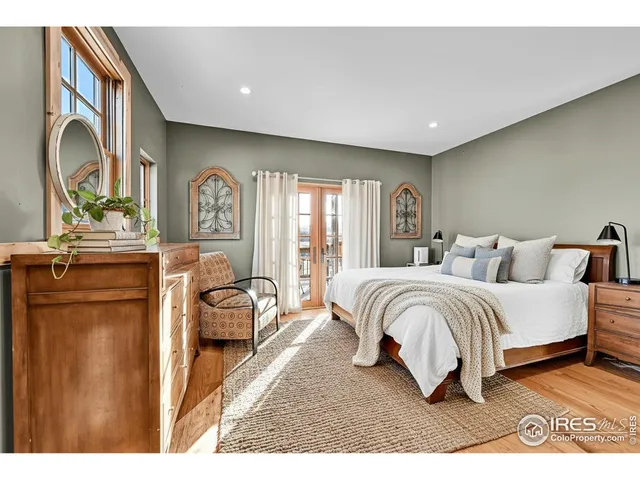 a view of entryway livingroom and hall
