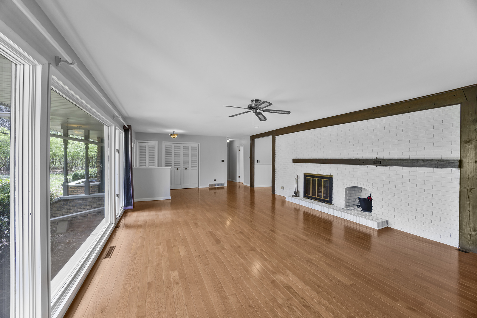 5514 North 13000th Road East Momence, IL 60954 - Photo 6 of 27 a big room with wooden floor and chandelier
