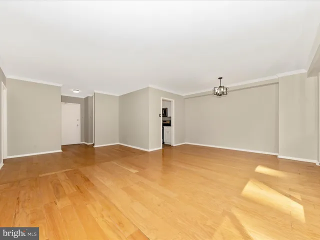a view of empty room with a ceiling fan