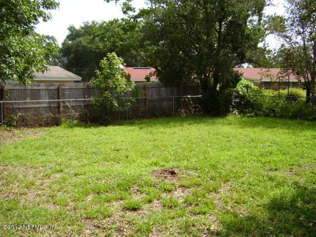 5721 Beney Road Jacksonville, FL 32207 - Photo 6 of 11 a front view of a house with garden