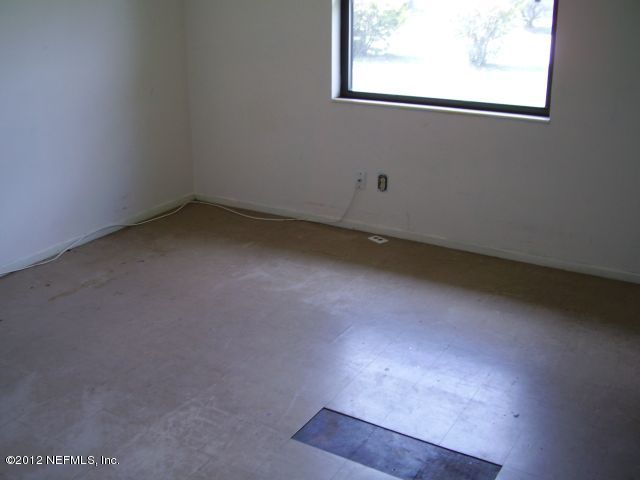 5721 Beney Road Jacksonville, FL 32207 - Photo 7 of 11 an empty room with a window