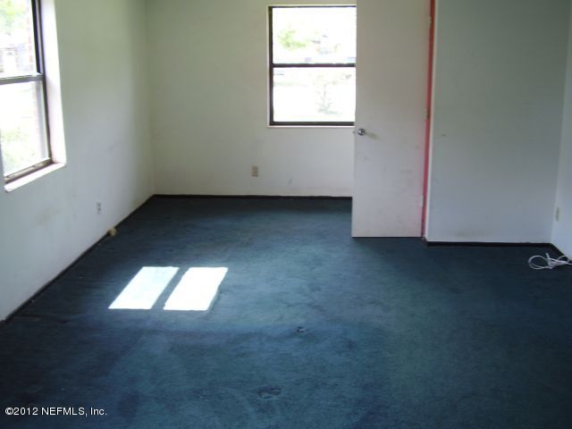 5721 Beney Road Jacksonville, FL 32207 - Photo 8 of 11 an empty room with a window
