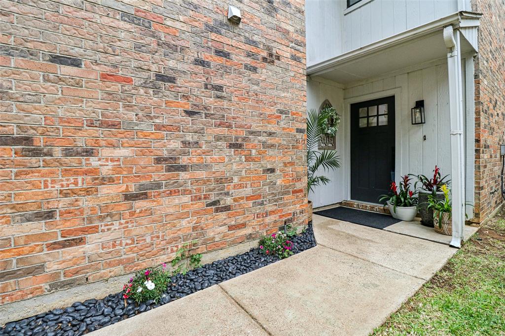 1428 Hampton Road Grapevine, TX 76051 - Photo 5 of 36