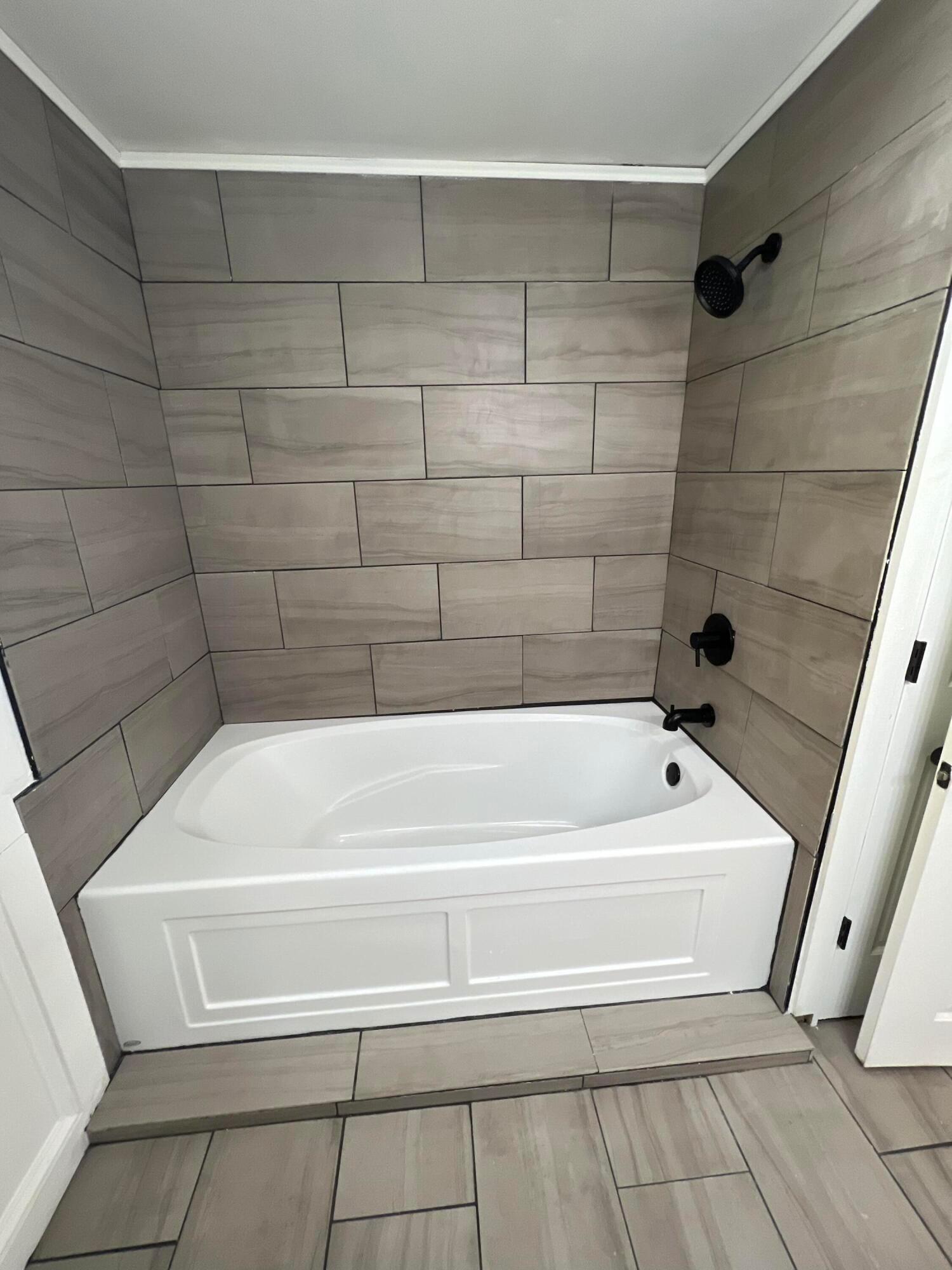 410 Scott Road Chillicothe, OH 45601 - Photo 12 of 22 Jacuzzi brand tub, main bathroom
