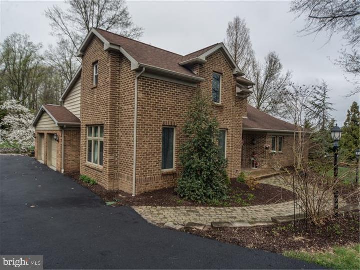 1519 Cedar Top Road Reading, PA 19607 - Photo 4 of 25