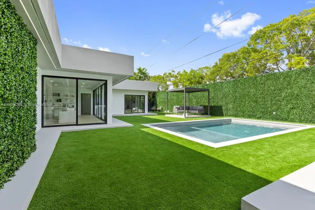 a view of a house with a yard