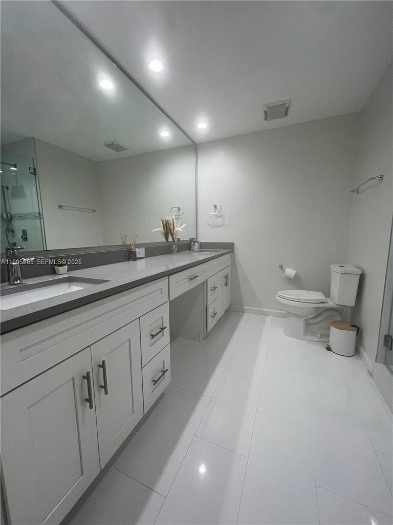 307 Bonnie Brae Way, Unit 26 Hollywood, FL 33021 - Photo 13 of 21 a spacious bathroom with a double vanity sink and a toilet
