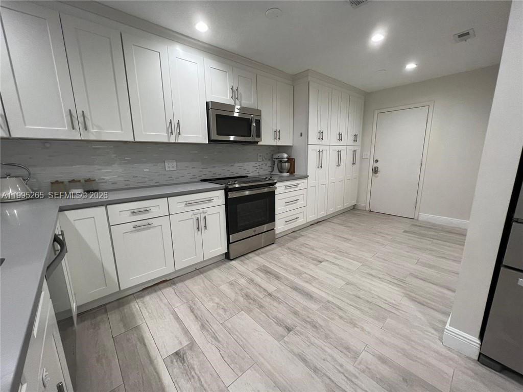 307 Bonnie Brae Way, Unit 26 Hollywood, FL 33021 - Photo 4 of 21 a view of a kitchen with electric appliances