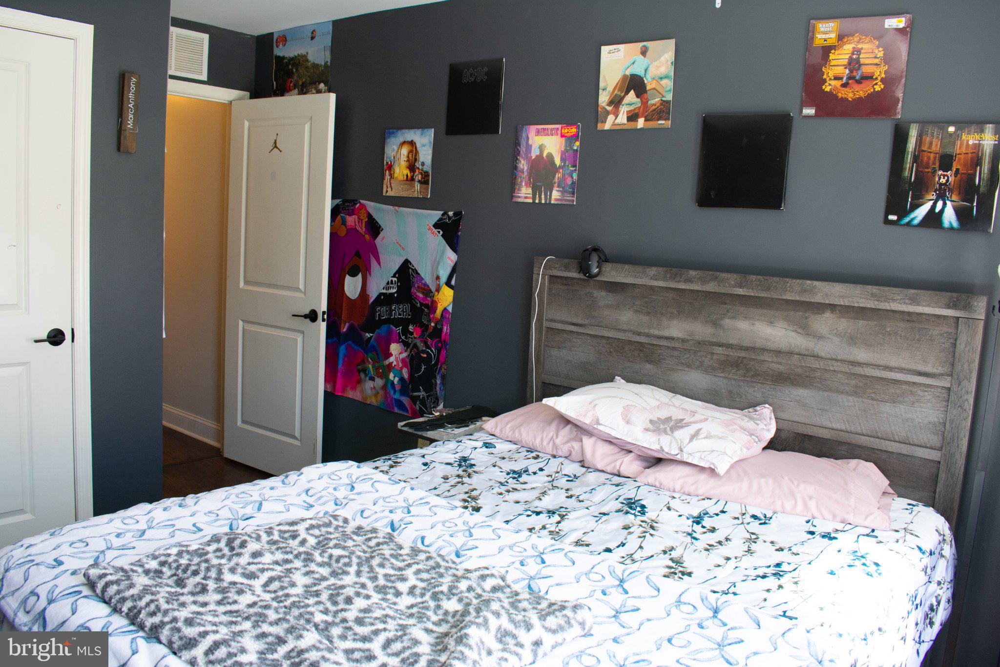 25 Rowand Way East Clementon, NJ 08021 - Photo 14 of 15 Charming bedroom with artistic flair.