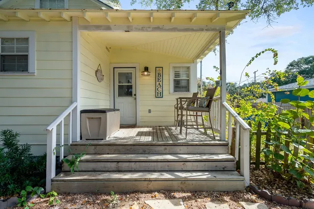 a view of entryway with a front door