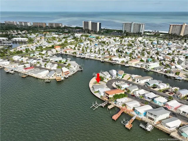 a picture of a lake view