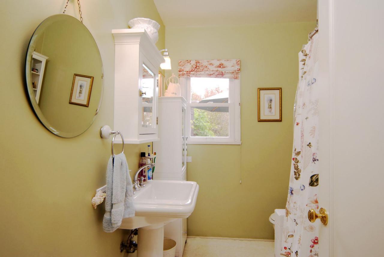 3017 Serena Road Santa Barbara, CA 93105 - Photo 5 of 9 Bathroom