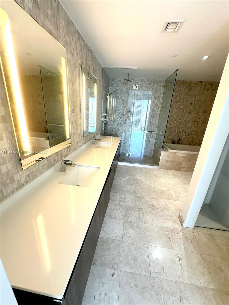 88 Southwest 7th Street, Unit 2005 Miami, FL 33130 - Photo 4 of 6