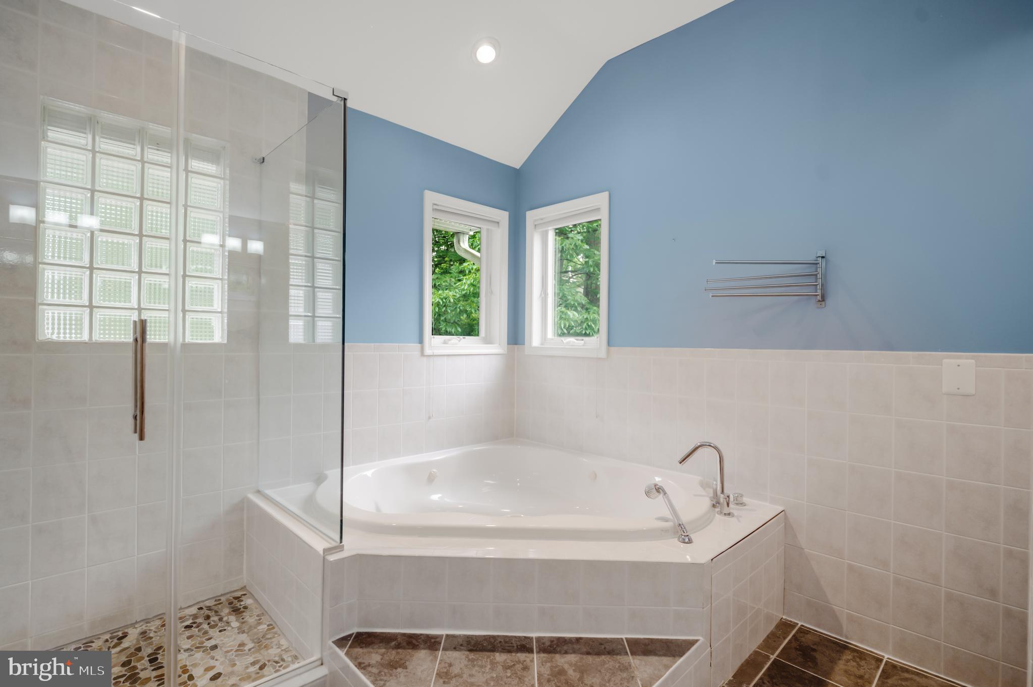 3111 North Thomas Street Arlington, VA 22207 - Photo 17 of 40 a white bath tub sitting next to a window