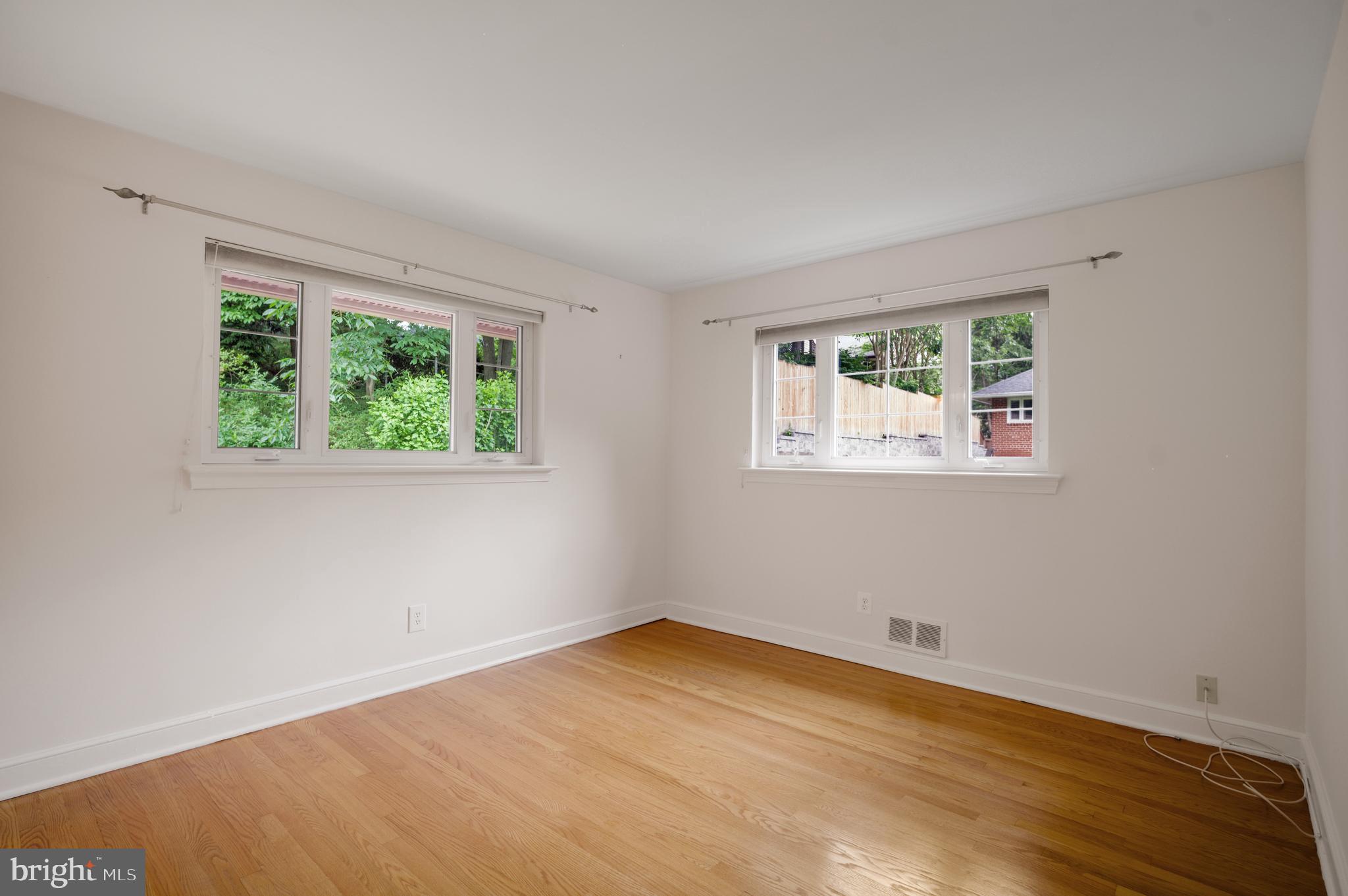 3111 North Thomas Street Arlington, VA 22207 - Photo 23 of 40 a view of a room that has a window in it