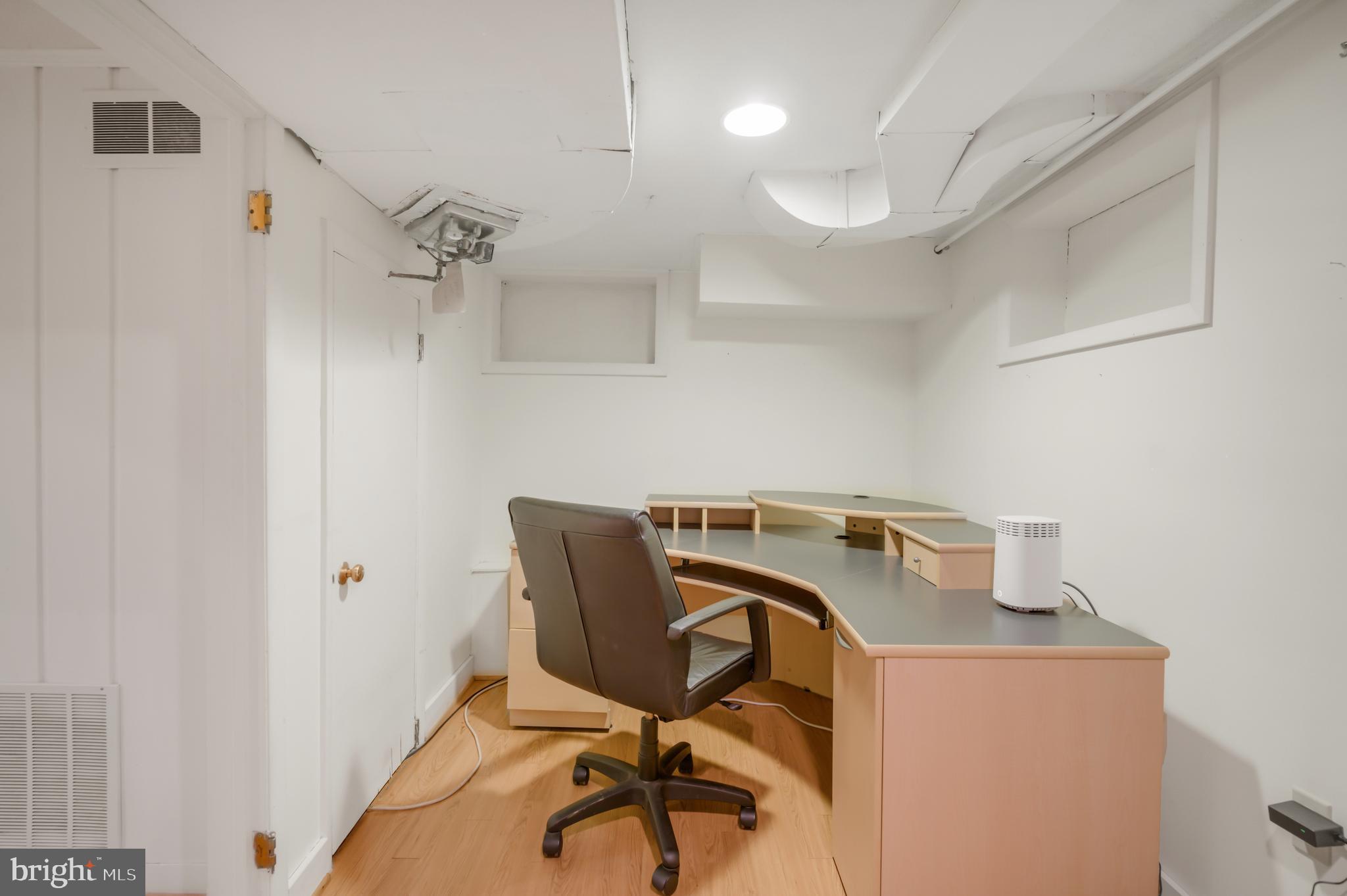 3111 North Thomas Street Arlington, VA 22207 - Photo 33 of 40 a utility room with dryer and washer
