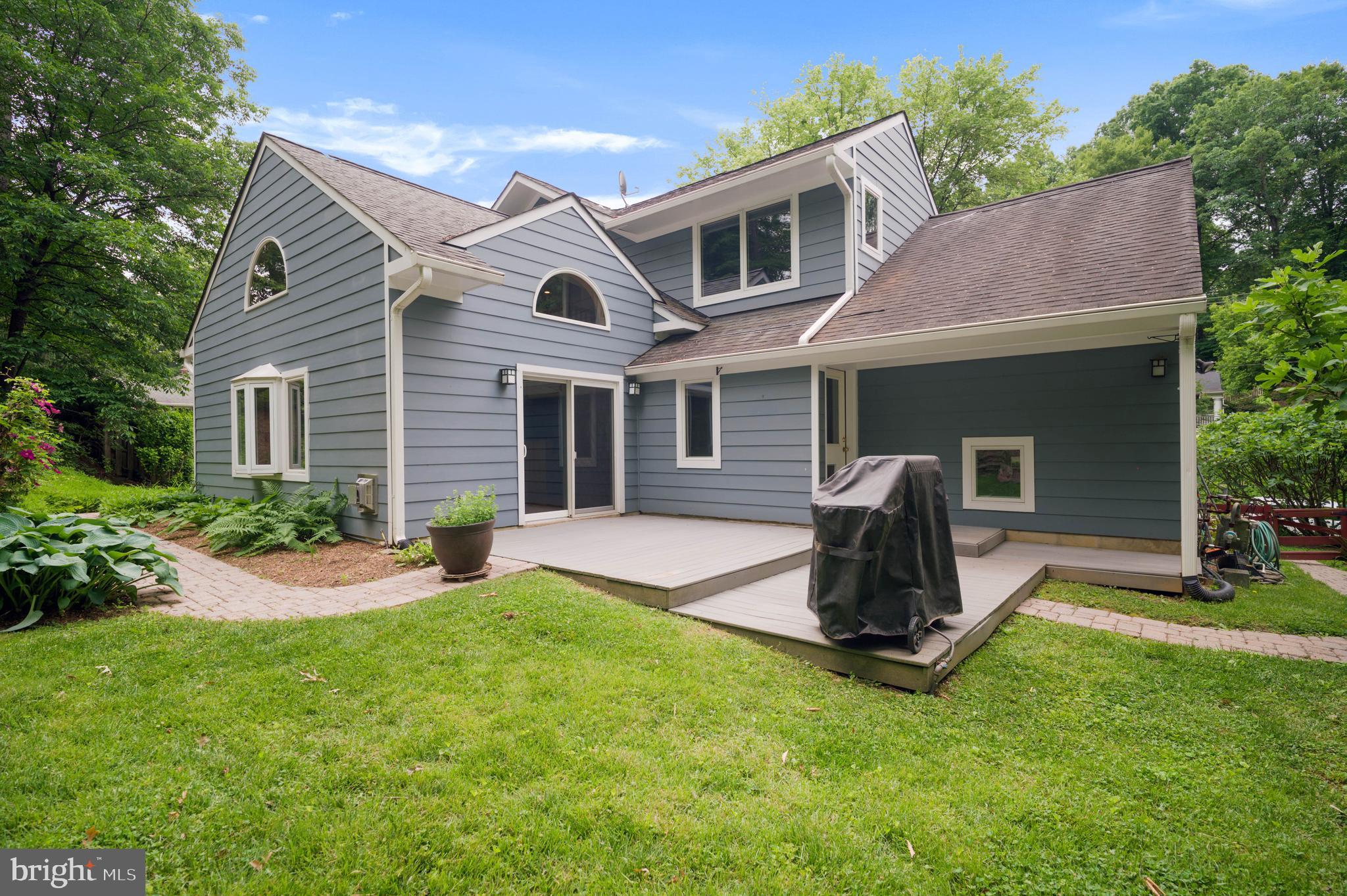 3111 North Thomas Street Arlington, VA 22207 - Photo 40 of 40 a front view of a house with a garden and yard